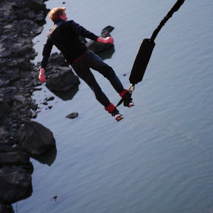 saut a lelastique avec touche deau pau viaduc arudy pres de tarbes lourdes bordeaux toulouse dans les pyrenees atlantiques